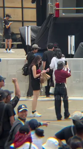 Happy banget kayaknya niiiii @Shani Indira 😂💃💃💃💃