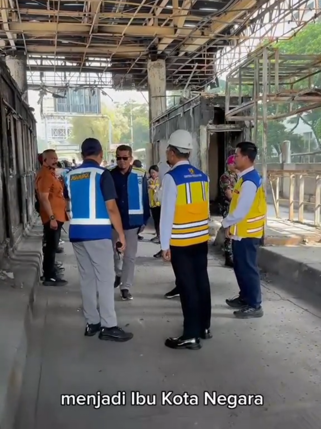 Awalnya @prabowo minta 5 sekolah. Tapi @kementerianPU dibawah @dodyhanggodo nggak setengah-setengah, mereka bikin **165 sekolah rakyat**. @seskab kawal biar jalan mulus dorong penuh supaya anak-anak bisa sekolah gratis di ruang yang pantas. #SekolahRakyat #Prabowo #KementrianPU #Dodihanggodoo #Fyp