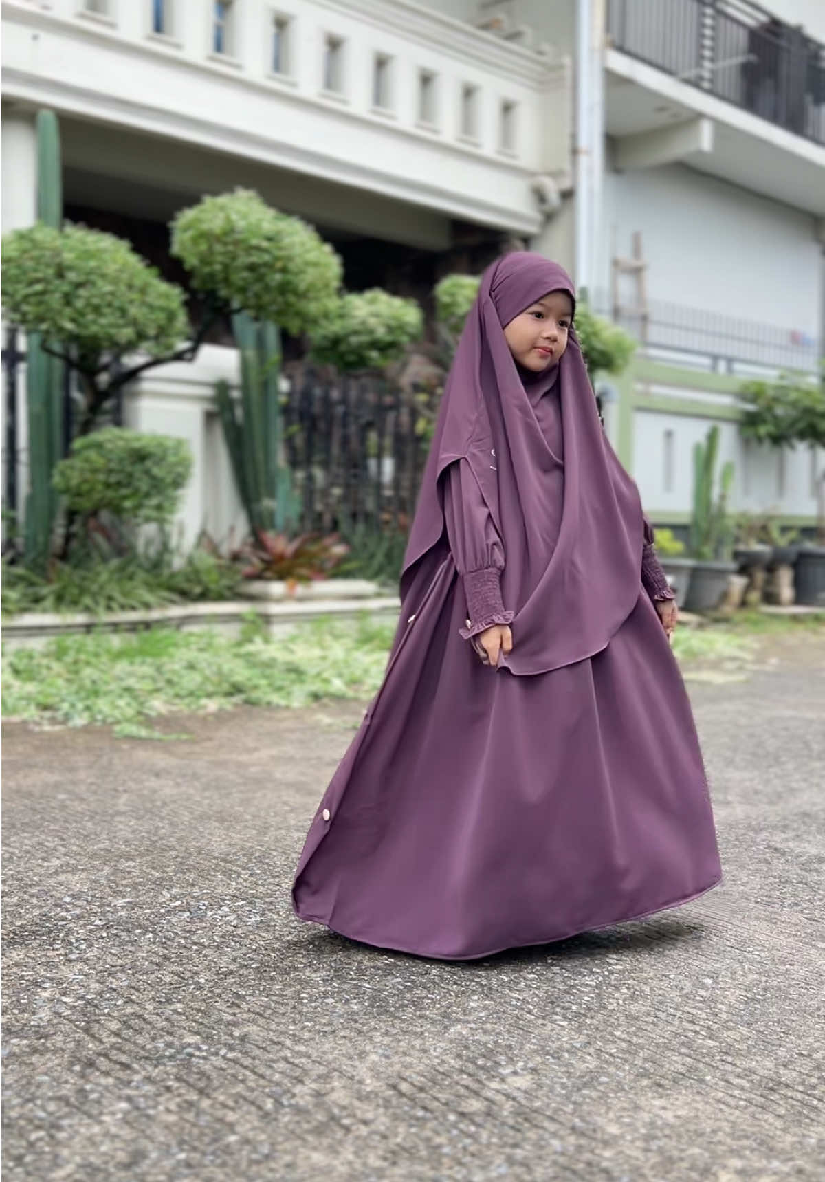 Saliha like a princess 🥰 masyaallah, bunda ini wrna montana grape ya. Cakep bangett wrnanya. Gercepin ke keranjang kuning ya. Stock gak banyak #promoseruweekend #CapCut #fyp #shefara 