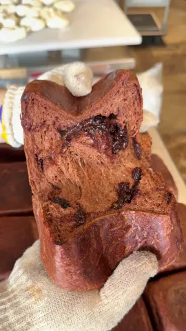 もちもちの濃厚生チョコ食パン 純正ココアパウダーを生地に練り込み、生チョコレートの食感と風味をしっかりと感じられる、濃厚で上品なクーベルチュールダークチョコレートをたっぷりと使用した生チョコ食パン。 📍Ludeek/福岡 生チョコブレッド ¥1,300 🏠住所: 福岡県福岡市南区塩原1-19-31 シティビル塩原 1F 🚃 最寄駅: 竹下駅徒歩6分 ⏰営業時間:10:00 - 18:00 🗓️ 水定休日 Chewy, Rich Raw Chocolate Bread This raw chocolate bread is made with pure cocoa powder kneaded into the dough and generously filled with rich, elegant couverture dark chocolate, giving it the texture and flavor of raw chocolate. 📍Ludeek/Fukuoka Raw Chocolate Bread ¥1,300 🏠Address: 1-19-31 Shiobara, Minami-ku, Fukuoka City, Fukuoka Prefecture, City Building Shiobara 1F 🚃 Nearest Station: 6-minute walk from Takeshita Station ⏰Business Hours: 10:00 - 18:00 🗓️ Closed on Wednesdays ——————— #福岡グルメ #japanesefood  #tiktokfood 