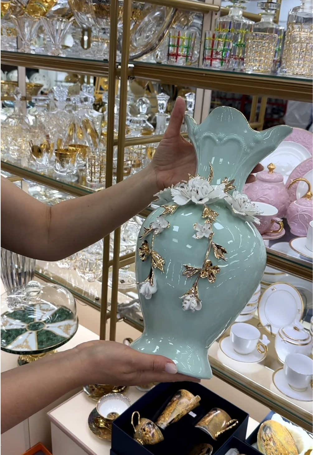 📣SALE SALE SALE📣 Фарфоровая ваза для цветов💐 💰4000 сомов✅ #скидки #скидкибишкек #вазадляцветов #вазадляцветовбишкек #фарфороваяваза #фарфороваявазабишкек #вазыбишкек #вазабишкек #вазанаподарок #посудацумбишкек 