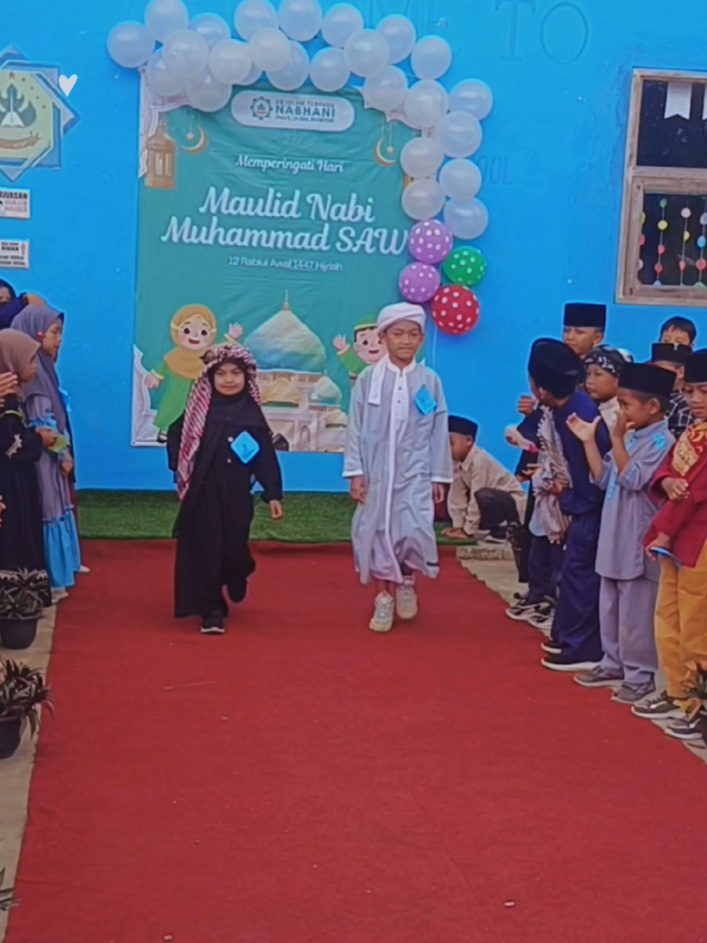 Anak-anak hebat SDIT Nabhani tampil mempesona di fashion show Islami dalam rangka memperingati Maulid Nabi Muhammad SAW 🥰 Semoga semakin tumbuh cinta pada Rasulullah sejak dini 🤲🌙 #SDITNabhani #maulidnabimuhamammadsaw #AnakHebat #SholehCerdasBerakhlak 