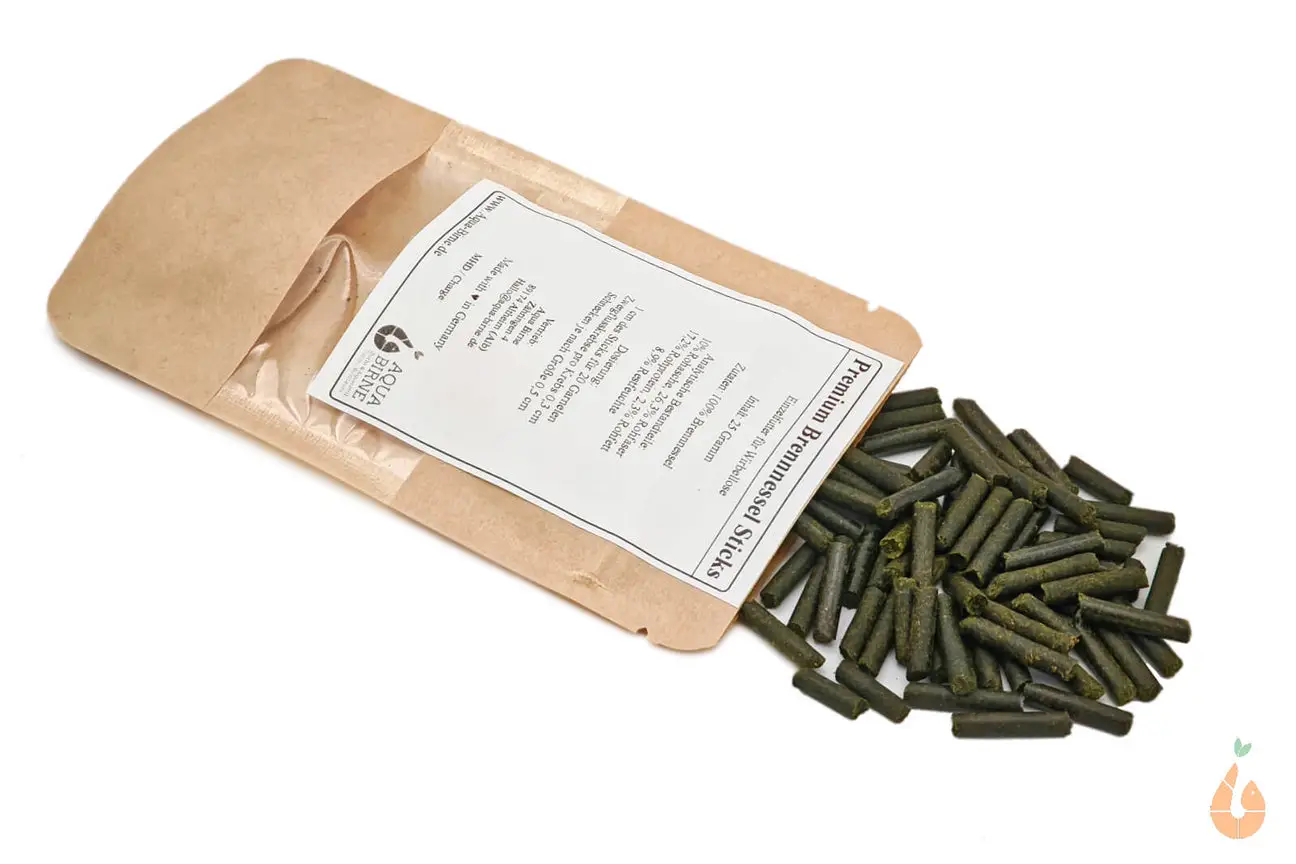 - Geeignet für Garnelen & Schnecken & Krebse & Krabben & Fische - Reich an natürlichen Vitaminen und Mineralstoffen - 100% natürlich in höchster Qualität - Natürliche Pflanzenkraft - Nährstoffreiche Ergänzung Premium Brennnessel Sticks - der grüne Power-Snack für Ihre wirbellosen Aquariumbewohner: Sie sind auf der Suche nach einem natürlichen, nährstoffreichen Leckerbissen für Ihre Lieblinge im Aquarium? Dann sind unsere Premium Brennnessel Sticks genau das Richtige. 🤠👍 Die Sticks bestehen zu 100% aus naturbelassener, schonend getrockneter Brennnessel - ganz ohne Zusätze, nur pure Pflanzenpower. Ideal für Wirbellose und auch beliebt bei pflanzenfressenden Fischen wie zum Beispiel Welsen. Ein echtes Highlight für das Aquarium mit vielen natürlichen Inhaltsstoffen. Mehr als nur Futter für Garnelen, Schnecken und andere Aquariumtiere: Premium Brennnessel Pellets sind nicht nur ein super Garnelenfutter / Schneckenfutter, sie können noch viel mehr! In meiner Zuchtanlage werden alle (Zwerggarnelen, Aquariumschnecken, Krebse und Krabben) damit gefüttert. Sogar viele Fische / Fischarten (wie Guppys, Welse, Panzerwelse, Platys, Salmler, Barsche, Bärblinge, Guramis und andere) fressen auch gerne die Brennnesselsticks, sobald diese den Boden des Aquariums erreichen. Auch Krebse und Zwergflusskrebse (z. B. CPOs) knabbern gerne an dem feinen Futter und schnappen sich ihren Teil. --- Bewohner in meiner Aquarium Zuchtanlage: Zwerggarnelen / Garnelen, Aquariumschnecken / Wasserschnecken, Krebse, Krabben, Wasserpflanzen, Moose uvm. 🦐🌿 Aquarium Tiere, Premium Futter, wertvolle Tipps und vieles mehr auf: Aqua-Birne . de 🐌🦞 ▶️ Speichere dir den Beitrag + folgen und linken nicht vergessen :) Aquaristische Grüße Daniel Birnbaum, die Aqua Birne 🍐🤠👍 . . . #Aquarium #garnelenfutter #schneckenfutter #neocaridina #garnelenaquarium 