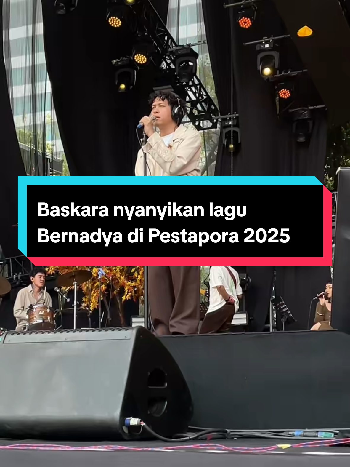 Baskara Hindia Nyanyikan lagu 