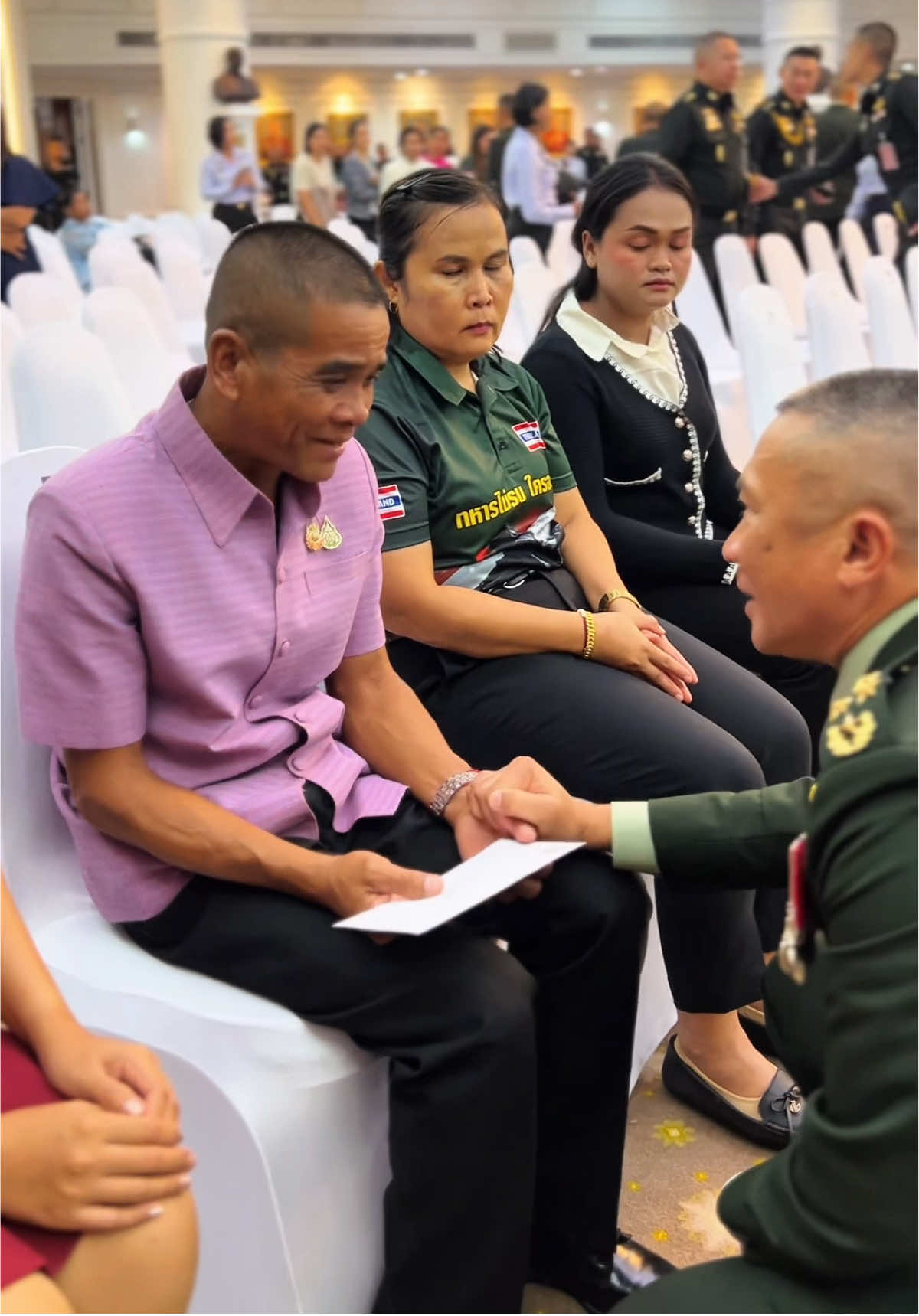 ผู้บัญชาการทหารสูงสุด กราบขอบคุณหลังแสดงความเสียใจ ขอบคุณที่ให้กำเนิดลูกชาย และให้มาเป็นทหาร ขอบคุณในความเสียสละ ของคุณพ่อคุณแม่ และครอบครัวที่ให้ลูกชายมาเป็นทหารปกป้องประเทศ  🪖🇹🇭 #สดุดีทหารกล้า #ทหารกล้า #ผู้บัญชาการทหารสูงสุด #กําลังใจ #กองทัพไทย 