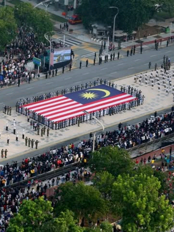 🇲🇾 Kegembiraan Berganda Sempena Merdeka ke-68 Lebih 100,000 rakyat membanjiri Dataran Putrajaya meraikan Hari Kebangsaan ke-68 yang penuh warna-warni dengan penyertaan 14,062 peserta. Ada yang sanggup berkhemah sejak malam sebelum demi lokasi terbaik berhampiran pentas utama. Tahun ini lebih istimewa kerana rakyat 18 tahun ke atas menerima RM100 one-off melalui Program Sumbangan Asas Rahmah (SARA). Tebusan menggunakan MyKad bermula 31 Ogos bagi 14 kategori barangan keperluan terpilih. Perdana Menteri, YAB Dato’ Seri Anwar Ibrahim, umumkan peruntukan RM2 bilion yang memberi manfaat kepada 22 juta rakyat. Tidak hairanlah sistem sempat sesak pada hari pertama kerana rakyat bersemangat menebus bantuan selepas sambutan merdeka! Merdeka kali ini bukan sekadar sambutan, tetapi tanda patriotisme & keprihatinan. #MalaysiaMADANI #RancakkanMADANI #MADANIBekerja #HariKebangsaan68 #Merdeka2025 