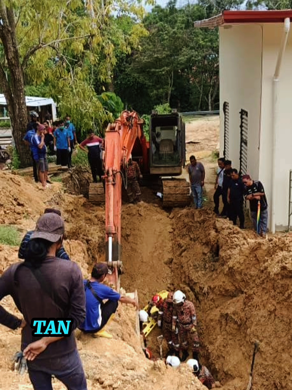 PEMUDA MAUT TERTIMBUS TANAH KOTA KINABALU : SEORANG PEMUDA MAUT SELEPAS TERTIMBUS TANAH KETIKA MENJALANKAN KERJA MENGGALI PAIP DI UMS, KIRA-KIRA JAM 2.40 PETANG, 6 SEPTEMBER 2025. MANGSA BERUMUR 22 TAHUN TERTIMBUS DALAM TANAH KIRA-KIRA 10 KAKI. BOMBA SABAH MEMAKLUMKAN, MANGSA TERTIMBUS RUNTUHAN TANAH SEDALAM 10 KAKI KETIKA SEDANG MENJALANKAN KERJA-KERJA MENGALI DAN MENANAM PAIP.  PASUKAN BOMBA BERTINDAK MENGELUARKAN MANGSA DENGAN MENGGALI TANAH TEMPAT MANGSA TERTIMBUS KEMUDIAN MEMBAWA MANGSA NAIK MENGGUNAKAN STRECHER.  MANGSA DISAHKAN MENINGGAL DUNIA OLEH PEGAWAI PERUBATAN DILOKASI DAN SETERUSNYA DISERAHKAN KEPADA PIHAK POLIS UNTUK TINDAKAN LANJUT. #SABAHREVOLUSI #TERTIMBUSTANAH