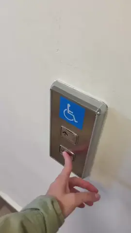 Обнаружен самый красивый ПВЗ: девушка сняла обзор на роскошный пункт, где посетителей угощают сладостями, раздают одноразовые шапочки для примерки одежды и даже предлагают отдохнуть на шикарной мебели у камина.