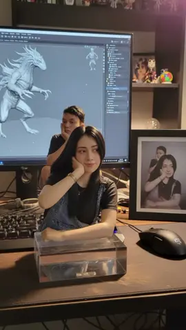 #storywa #foto #viral #creating a 1/8 scale commercial sculpture from a drawing, in a realistic style, in a real life environment. The statue is placed on the computer desk. The statue has a transparent acrylic base, with no text on the base. content on the computer screen on the ZBruzh modeling process. next to the computer screen is a frame containing a photo printed with original artwork.