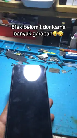 tinggal tidur aj kali ya? siapa tau bangun” tempered gllas ny udah kebalik sendiri🥲 #fyp #teknisiotodidak #teknisiindonesia #servishppemalang 