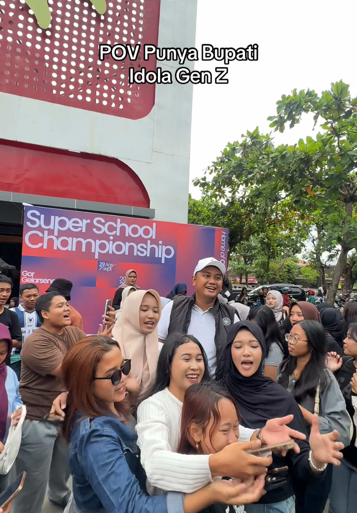 Mas @Hamenang Wajar Ismoyo memang jadi idaman Gen Z. Siapa yang udah pernah foto sama Mas Bupati?  #hamenang #bupatiklaten #klaten #klatenkeren #genz 