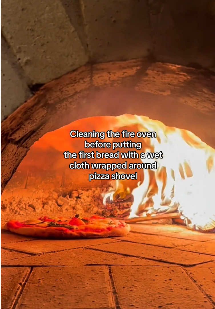 You are hungry and for this reason it may be difficult to be patient and wait longer, but I have a rule in the kitchen before I bake, a rule that we should all actually follow, taking the time to clean the oven before putting in the first pizza, bread or or whatever you happen to be baking that day. Once you've built your fire and have it roaring hot, you could clean the cooking surface. The most popular and easiest way is to quick wipe down with a wet cloth wrapped around the pizza shovel that you probably already have on hand. I'm going to bake a lot this weekend, I'll show you soon, but in the meantime I wanted to remind you again.