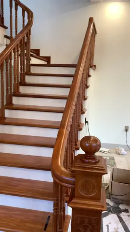 quá nét.cho a khách víp quả cầu thang gỗ lim nam phi 2 tầng ạ 😘😘