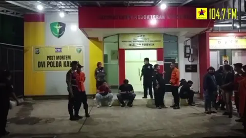 Proses identifikasi korban jatuhnya helikopter Estindo Air di Mantewe Tanbu, dilakukan DVI Polda Kalsel di Rumah Sakit Bhayangkara Banjarmasin. (RIW/RH)  ------ Informasi seputar Kalimantan Selatan lainnya, juga dapat anda dengarkan melalui 104,7 Radio Abdi Persada FM di program 'Reportase Malam' setiap jam 20.00 WITA dan 'Reportase Pagi' setiap jam 07.15 WITA.  #Helikopter #hilangkontak #korban #Pemerintahprovinsikalimantanselatan  #ProvinsiKalimantanSelatan 