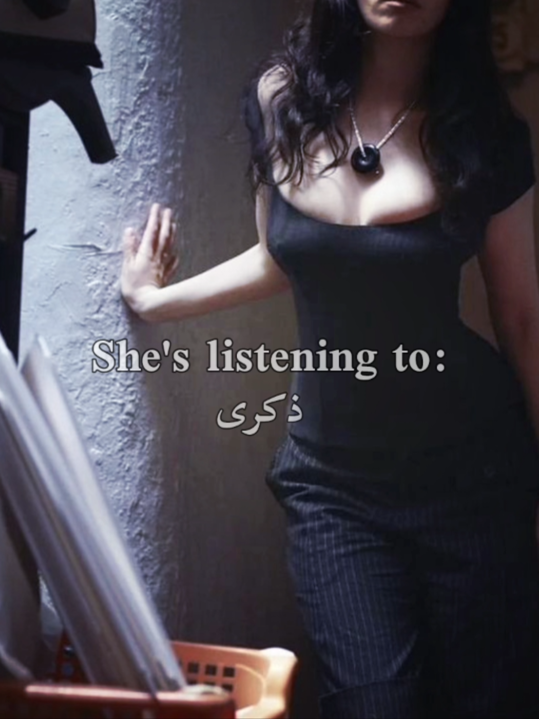 صوتها يخترق المسامع ،ويتغلغل بالروح، ويخليك تتأمل وتصارع كلمات ماتمثلك بكل وقت. لكن الإحساس كفيل يغرقك بتساؤلات وترجيات انتَ في غنى عنها . #ذكرى_محمد #اغاني 