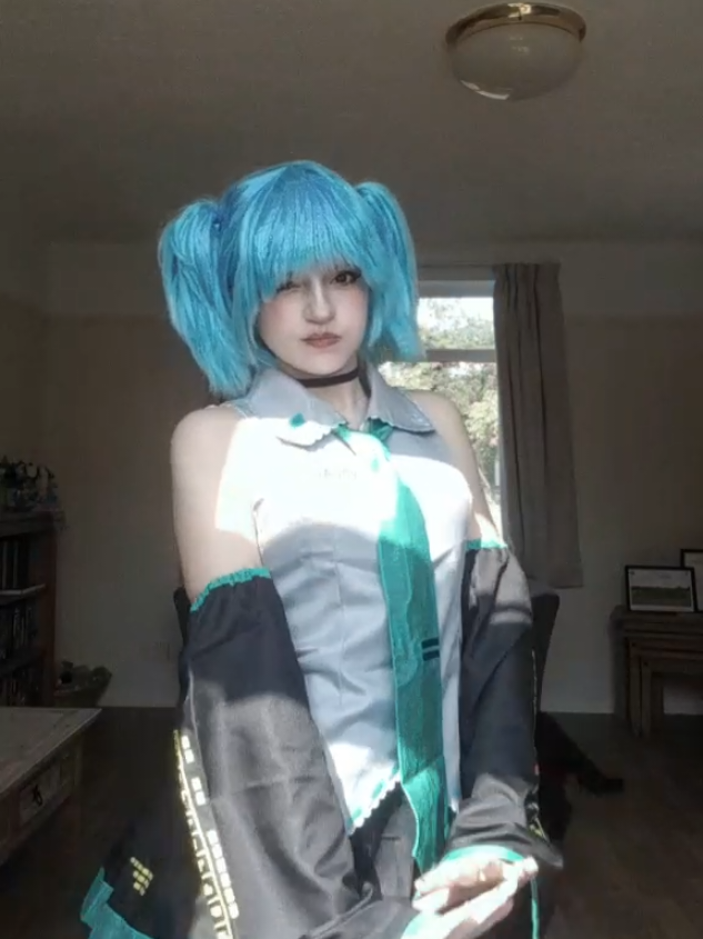 can you tell I'm running out of drafts 😔  #hatsunemikucosplay #fypageシ #hatsunemiku #cosplay #vocaloid 