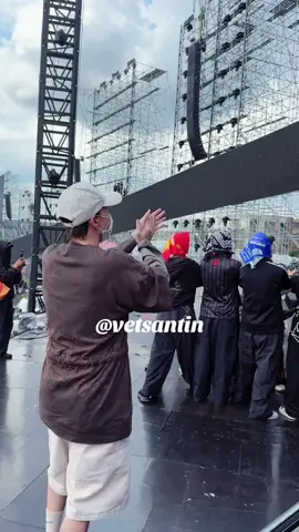 Em út S.T Sơn Thạch cổ vũ Jun Phạm trong buổi rehearsal cho tiết mục chung của cả hai #vetsantin #STSonThach #ST #AnhTraiVuotNganChongGai #ATVNCG