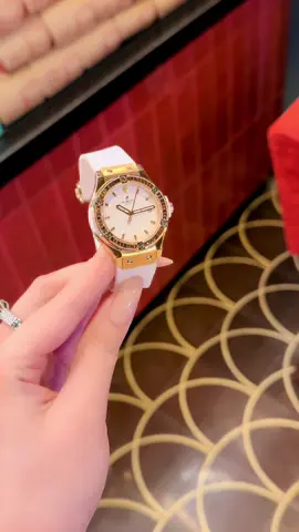 Chiếc hub nhỏ xinh vàng gold lên tay😘Tone trắng da lắm ạ 😍#xuhuong2025 #xuhuongtiktok #fypシ #donghonu #donghodep 