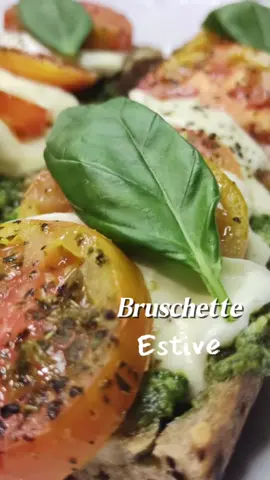 ✅Una semplice fetta di pane che sa d’estate? Queste bruschette estive saranno un abbraccio di croccantezza, tanta freschezza e il profumo dei sapori mediterranei. Un’esplosione di gusto, velocissime pronte in pochissimi minuti. Se amate le bruschette, mi dite qual’e’ il vostro ingrediente preferito? Scrivetelo nei commenti😜  Ingredienti: - 1 filone agli 8 semi - 30 gr basilico - 20/25 gr olio evo - 20 gr pinoli - 3 cucchiai di parmigiano grattugiato - 5/6 pomodori - 300 gr mozzarella di bufala Procedimento - tagliate il filone a metà e poi apritelo, diventeranno 4 pezzi in tutto - per il pesto: mettete in un mixer tutto insieme, basilico, parmigiano grattugiato, pinoli, olio evo e frullate (dovrà avere una consistenza abbastanza senza da poter essere spalmato sul pane) -tagliate a fette la mozzarella e i pomodori. Li condite con un po’ di sale, olio e origano  - ora su ogni fetta di pane mettete, un po’ di pesto e lo spalmate - una fettina di pomodoro e alternate con una di mozzarella, fino a ricoprire tutta la parte - un piccolo giro d’olio  e dritti in forno a 190/200 per circa 10/15 minuti -sfornate e sentirete come scrocchiano! #gioiatraifornelli  #RicetteVeloci  #bruschettafattaincasa #estateintavola #ciboconamore