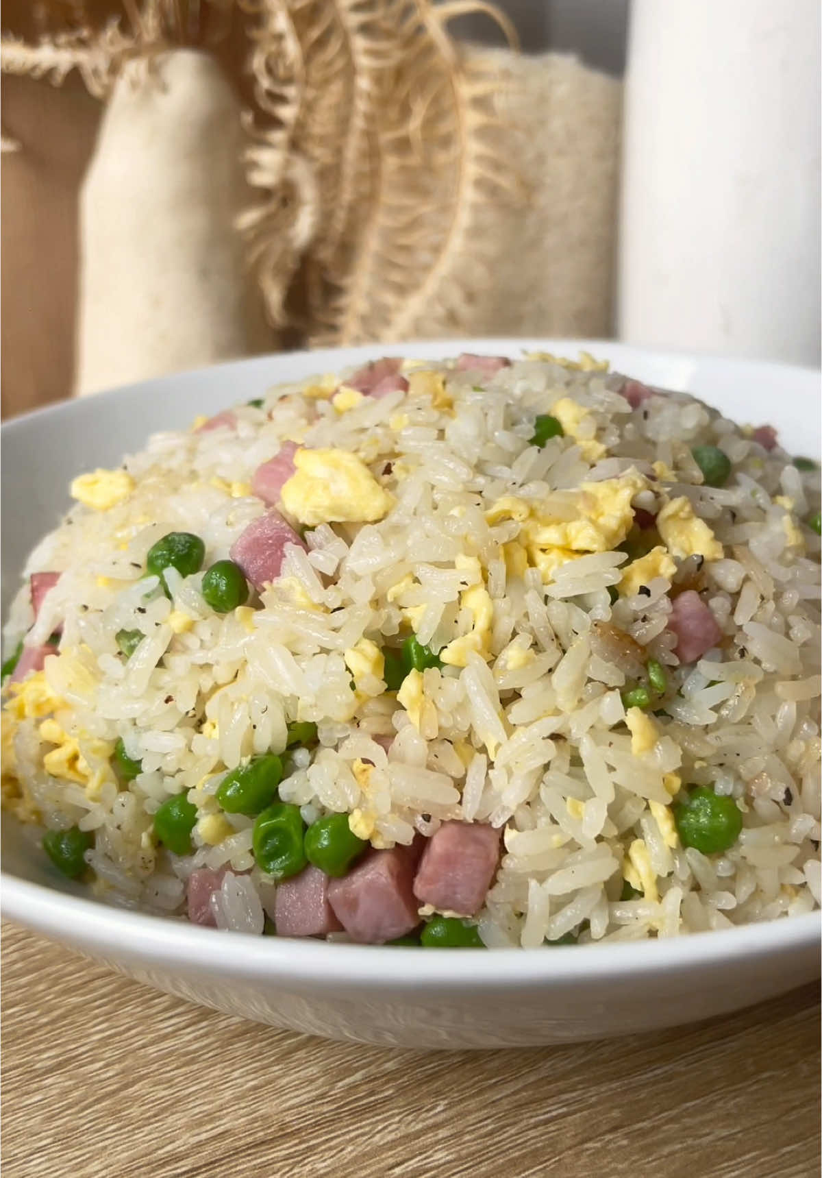 « RIZ CANTONAIS » 🍚💛 - JOUR 5 des recettes iconiques asiatiques  Cette recette est pour 4 personnes 😊 Ingrédients : - riz de la veille (2 verres de riz non cuit) - petits pois congelés  - 2 paquets de cube de jambon  - 2 œufs  - 1 cac de sel - 1 cac de poivre  - 1 cube de kubor - huile  Bon app ✨ #rizcantonais #riz #recette #recetteasiatique #cuisine #cuisineasiatique #asiat 