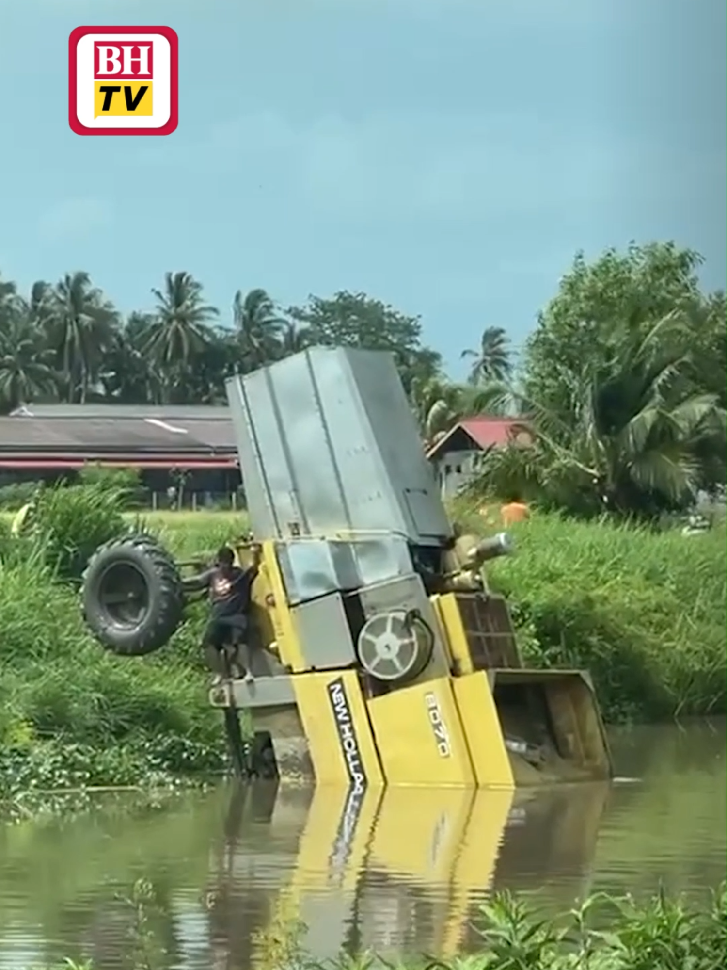 3 selamat, seorang lelaki dikhuatiri lemas selepas mesin padi jatuh sungai #BeritaDiTiktok