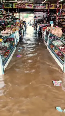 AI flood vlog #LahoreFloods #PakistanMonsoon #StreetFoodPakistan #FruitMarketFlood #RainInLahore 