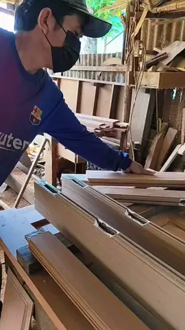 Proses pemasangan papan panel pintu..  Full kayu Bengkirai.