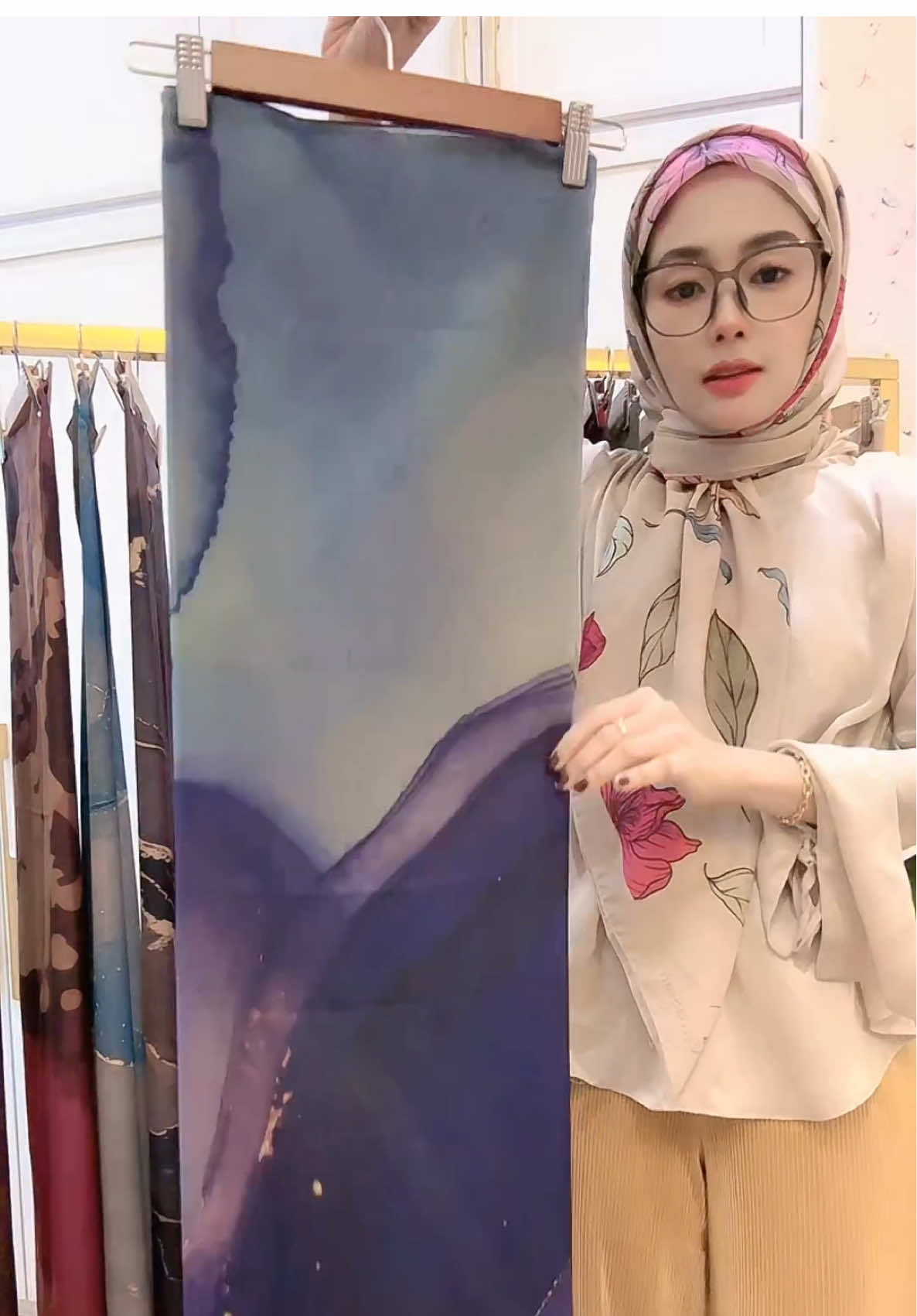 Hi semua, ok korang ni zati review untuk code D1,D2,D3dan D4 , korang suka tg mane satu??? Kalau suke trus  dapatkan di beg kuning tau😍#tiktoklive #livehighlights #newcollectionss #velvetscarf #tudungbawalcantik 