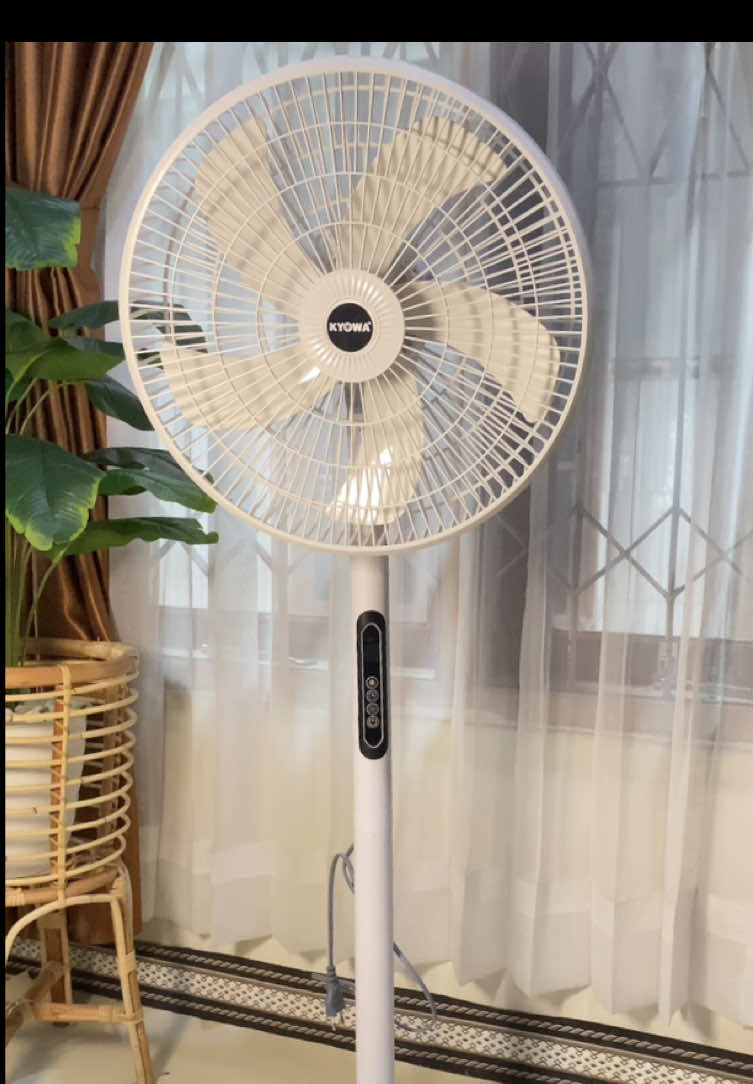 Gerah? Tapi males bangun buat nyalain kipas? Tenang.. skrg ada kipas angin dengan remote control! 🥰 ga usah capek2 bangun buat pencetin tombol di kipas 🫶🏻 #kipasangin #kipasanginberdiri #kipasanginkyowa #kipasanginviral #kipasmurah 