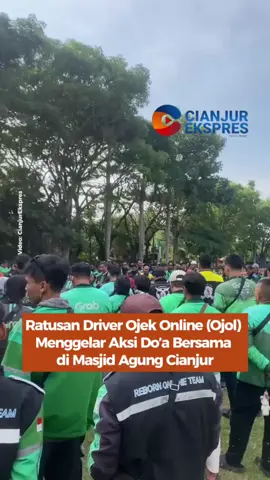 Ratusan driver ojek online (ojol) menggelar aksi doa bersama di Masjid Agung Cianjur, pada Sabtu 6 September 2025, sekitar pukul 15.30 WIB. Berdasarkan pantauan Cianjur Ekspres di lapangan, massa awalnya berkumpul di Taman Prawatasari, kemudian berkonvoi menggunakan sepeda motor menuju Pendopo Cianjur. Setibanya di pendopo, mereka memarkirkan kendaraan lalu berjalan kaki bersama menuju Masjid Agung. Ratusan driver ojol itu melaksanakan salat Ashar berjamaah yang dilanjutkan dengan doa bersama. Aksi tersebut dilakukan sebagai bentuk solidaritas terhadap korban insiden driver ojol di Jakarta, Affan Kurniawan (21). #beritaviral #videoviral #fyp #cianjur #ojol 