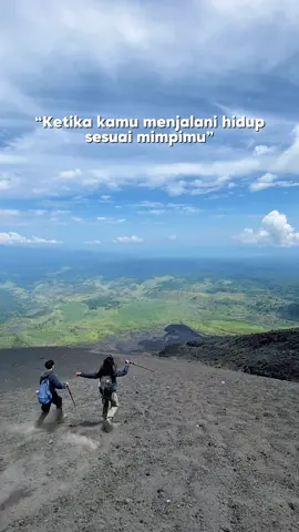 I’m living in my dream 😍 . . #gunungsoputan #soputan #vulcanomountain #livinginmydream 