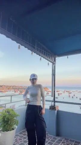 Kính cổng cao tường thế này cũng không thể với cái nắng 🇻🇳