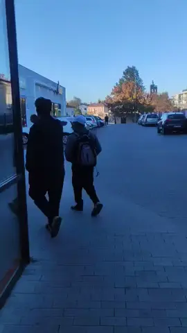 Belanja pakaian yg murah ada di sini... Jangan lupa sblm dipakai, cuci dulu...  Murah banget disini, tapi harus pinter milih, cek yg teliti karena ga semuanya sempurna. Kadang ada jaket yg resletingnya rusak, ada pakaian yg lobang, ada bercak, dsb. #heesung #fyp #pmipoland🇵🇱 #kaburajadulu #tkipolandia 