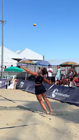 Pra mim, esse é um dos saques mais bonitos e diferentes do beach tennis 🚀✨. E pra você, qual saque mais te impressiona? #beachtennis #viral #dicas 