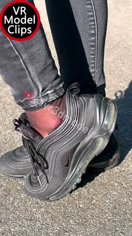 Larissa zeigt ihre Nike Air Max 97 in schwarz die sie mit ihren dünnen dunklen Nylons gerne trägt,