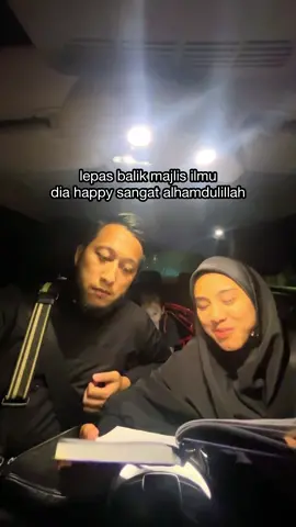 masyaAllah tabarakallah❤️ Sejak dulu Aisyah ni suka pergi daurah. pergi majlis ilmu. jauh pun insyaAllah dia sampai. The best part is bila dia balik tu macam2 lah dia akan share. Alhamdulillah, moga jadi wanita yang solehah. isteri yang taat. Moga bahagia buatmu Aisyah Hijanah. @aisyahhijanah 