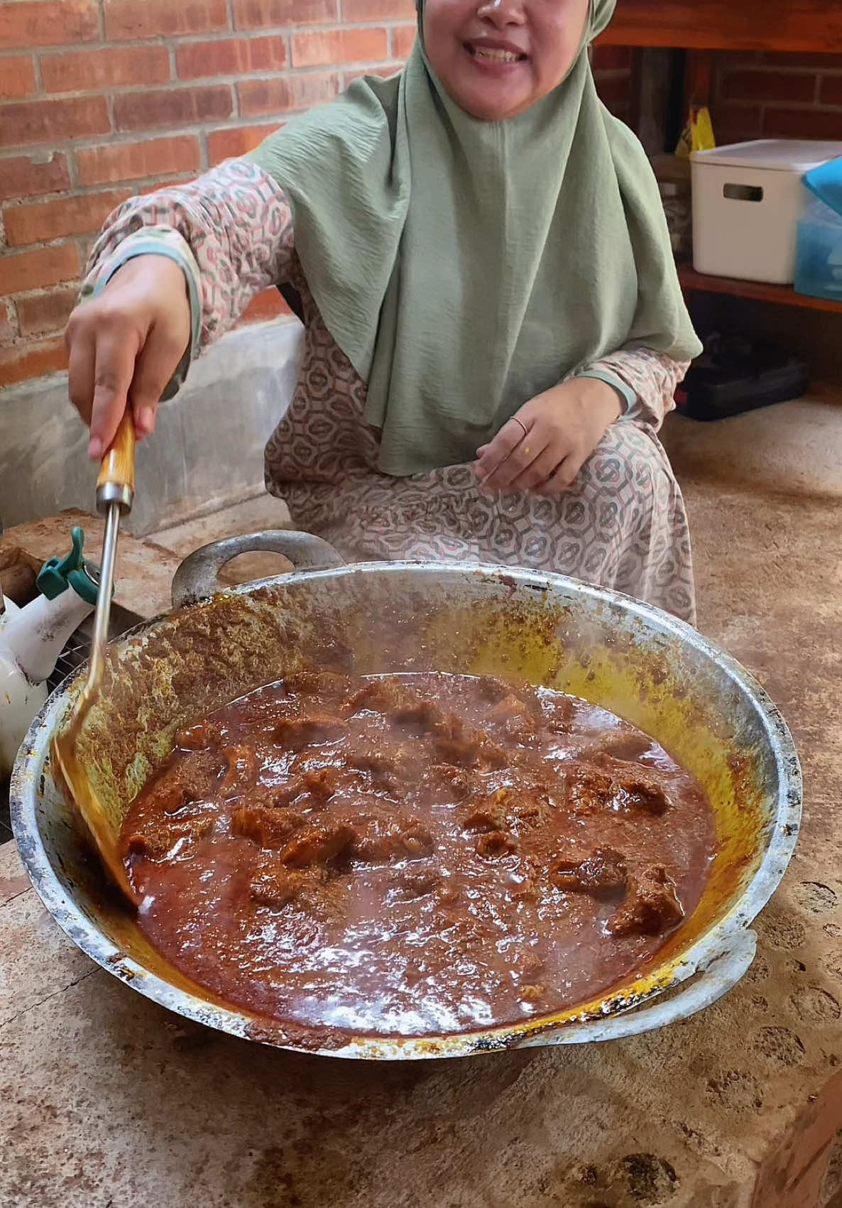 Alhamdulillah kesampean juga masak rendang buat bagi-bagi tetangga disini. MasyaAllah. #rizkilunca #rendanggadih #serunyaditiktok #serunyakuliner 