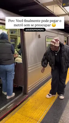 Comenta CELULAR, te envio o link desse acessório para capinha de celular que evita roubos,🚨 Já viu isso?  A pulseira anti-furto que TODO MUNDO deveria ter! 🔒📱   Você prende o cabo direto na capinha do celular e, se alguém tentar puxar… não leva nada! 💥   Ideal pra usar no transporte público, shows, rua ou qualquer lugar com risco de furto rápido.   👀 Discreta, prática e te dá aquela segurança a mais no dia a dia! #roubo #metro #iphone