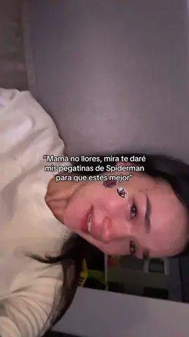 El no entendía ni por qué lloraba, ni es su culpa, pero con tan solo 3 años hizo más que cualquier otra persona adulta, estar, intentar hacer lo posible para que yo esté bien, hasta me dio sus pegatinas de Spiderman que ya las tenía pegadas en su libreta de colecció, la cual no deja tocar a nadie. Es una señal que estoy criando a un verdadero hombre. No se que haría sin el❤️ #mama #mamaprimeriza #mamadedos #mamajoven 