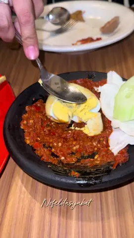 Kata kawanku yang warlok Surabaya, Sambal Bu Kris ini salah satu sambal terenak disini. 