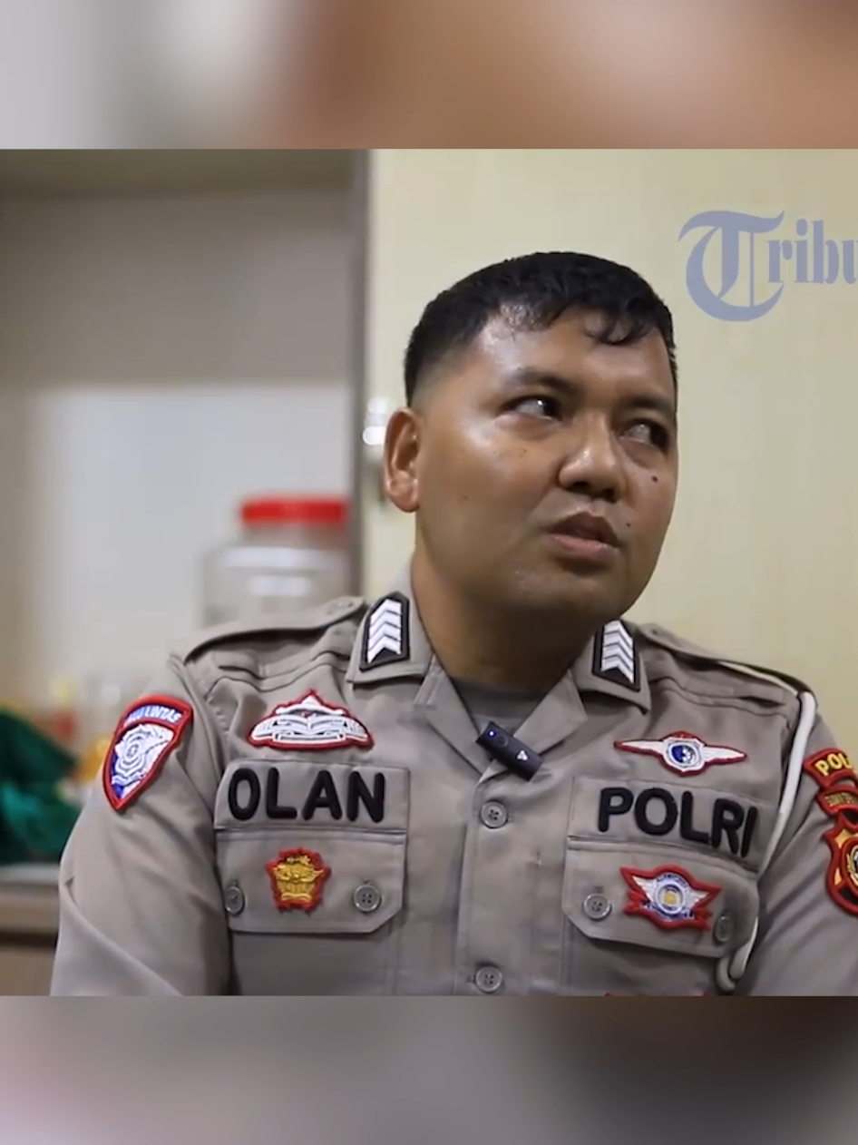 Minggu dini hari, 31 Agustus 2025, Bripka Olan masih teringat jelas mencekamnya peristiwa pengrusakan dan pembakaran pos serta mobil polisi Ditlantas Polda Sumsel. Saksikan kesaksian langsung Bripka Olan, yang saat itu bertugas piket menjaga pos Ditlantas Polda Sumsel.  Hanya di YouTube Tribun Sumsel Program: Saksi Kata 