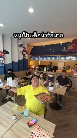 เด็กน่ารักกินซูชิอร่อยมาก 