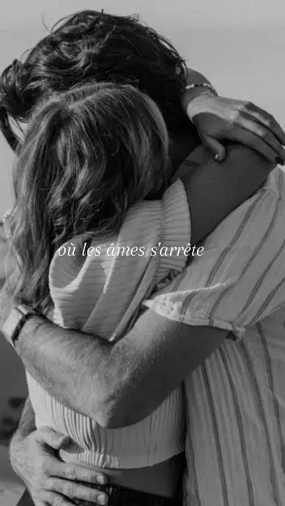 L'étreinte... C’est cet espace minuscule où plus rien n’existe… rien d’autre que toi et lui. Ce n’est pas seulement deux bras qui s’enlacent, c’est deux cœurs qui décident de cesser de courir, de s’asseoir un instant, et de fermer les yeux sur le monde. L’étreinte, c’est la permission d’être fragile, de s’effondrer doucement sans devoir expliquer. C’est être touchée sans qu’on réclame, juste parce que l’autre sent… que ton âme a besoin d’être tenue. Dans une étreinte vraie, les mots deviennent inutiles, et le silence se transforme en musique légère de réconfort. C’est une promesse murmurée : “Je ne fuirai pas quand tu chancelles. Je n’aurai pas peur de ta tristesse. Je ne te demanderai jamais d’être autre que toi-même.” L’étreinte, c’est l’acceptation pure, la tendresse qui couvre, deux mains qui disent : “Je suis là… pas pour te sauver du monde, mais pour te rappeler que tu n’y es pas seule.” Rien ne fait mal, quand on est dans les bras de celui qu’on aime. Ni le temps, ni les souvenirs, pas même soi-même. L’étreinte, quand elle vient de l’être aimé, devient un refuge. Une maison invisible qu’on emporte en soi… même loin, même plus tard.