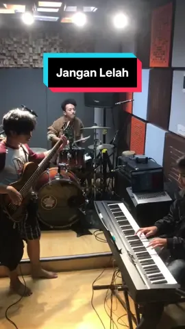 Galatia 6:9, “Janganlah kita jemu-jemu berbuat baik, karena apabila sudah datang waktunya, kita akan menuai, jika kita tidak menjadi lemah.”  God Bless You All😇 🎹@Musa 🎸@bevan_bass  Song: Jangan Lelah #gospel #rohani #kristen #lagurohani #fyp 