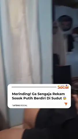 Lagi asik ngumpul gak sengaja rekam penampakan pocong #penampakanhantu #hantuserem #pocongtiktok  #nongkrong 
