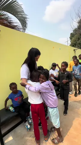 Um dia inesquecível em nossas vidas A casa Débora é um orfanato que ajuda cuidar das meninas que precisam de um lar. Um presente poder fazer parte @Espoleta Produções @Débora Oliveira 🎭 #luanda #acheiemluanda #turistandocomavo #valentina #brasileirosemangola 