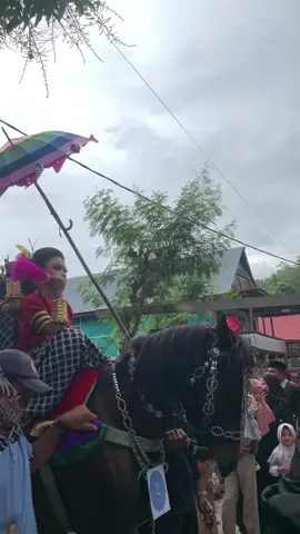 Sayyang pattuqduq meriahkan peringatan maulid nabi besar Muhammad Sallallahu Wasallam di Desa Lambanan, Kecamatan Balanipa. Sabtu, 06 September 2025 Siang. #katakatamandar #lagumandar #ceritamandar #sulawesipride🏝️🔥 #fyp 