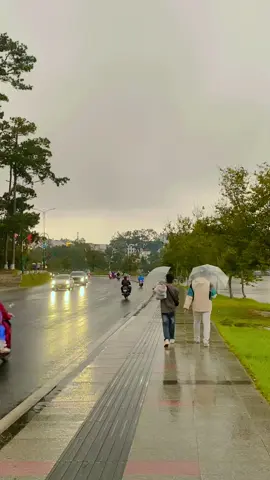 Đà Lạt chiều thành phố mưa bay 𝑻𝑶𝑼𝑹 ĐÀ LẠT 2025  𝑽𝑨̆𝑵 𝑯𝑶́𝑨 𝑪𝑶̂̀𝑵𝑮 𝑪𝑯𝑰𝑬̂𝑵𝑮 Đ𝑨̀ 𝑳𝑨̣𝑻 𝑳𝒂̀ 𝒄𝒉𝒖̛𝒐̛𝒏𝒈 𝒕𝒓𝒊̀𝒏𝒉 𝒕𝒐𝒖𝒓 𝒅𝒖𝒚 𝒏𝒉𝒂̂́𝒕 𝒅𝒊𝒆̂̃𝒏 𝒓𝒂 𝒗𝒂̀𝒐 𝒃𝒖𝒐̂̉𝒊 𝒕𝒐̂́𝒊 𝒏𝒉𝒖̛𝒏𝒈 𝒍𝒂̣𝒊 𝒕𝒉𝒖 𝒉𝒖́𝒕 đ𝒖̉ 𝒍𝒖̛́𝒂 𝒕𝒖𝒐̂̉𝒊 𝒕𝒉𝒂𝒎 𝒈𝒊𝒂. 𝑽𝒊̀ 𝒔𝒖̛̣ đ𝒂̣̆𝒄 𝒃𝒊𝒆̣̂𝒕 𝒄𝒖̃𝒏𝒈 𝒏𝒉𝒖̛ 𝒉𝒂̂́𝒑 𝒅𝒂̂̃𝒏 𝒄𝒖̉𝒂 𝒏𝒐́. Đ𝒖̛𝒐̛̣𝒄 𝒕𝒐̂̉ 𝒄𝒉𝒖̛́𝒄 𝒅𝒖̛𝒐̛́𝒊 𝒄𝒉𝒂̂𝒏 𝒏𝒖́𝒊 𝑳𝒂𝒏𝒈𝒃𝒊𝒂𝒏𝒈 𝒉𝒖𝒚𝒆̂̀𝒏 𝒕𝒉𝒐𝒂̣𝒊. 𝑩𝒂̣𝒏 𝒄𝒐́ 𝒕𝒉𝒆̂̉ 𝒈𝒊𝒂𝒐 𝒍𝒖̛𝒖 𝒗𝒐̛́𝒊 𝒏𝒈𝒖̛𝒐̛̀𝒊 đ𝒐̂̀𝒏𝒈 𝒃𝒂̀𝒐 𝒗𝒐̛́𝒊 𝒏𝒉𝒖̛̃𝒏𝒈 đ𝒊𝒆̣̂𝒖 𝒎𝒖́𝒂 𝒂̂́𝒏 𝒕𝒖̛𝒐̛̣𝒏𝒈 𝒄𝒖̀𝒏𝒈 𝒖𝒐̂́𝒏𝒈 𝒓𝒖̛𝒐̛̣𝒖 𝒄𝒂̂̀𝒏 𝒗𝒂̀ 𝒕𝒉𝒊̣𝒕 𝒏𝒖̛𝒐̛́𝒏𝒈. 𝑪𝒂́𝒄 đ𝒊𝒆̂̉𝒎 𝒉𝒂̂́𝒑 𝒅𝒂̂̃𝒏 𝒕𝒓𝒐𝒏𝒈 𝒕𝒐𝒖𝒓: 𝑮𝒊𝒂𝒐 𝒍𝒖̛𝒖 𝑪𝒐̂̀𝒏𝒈 𝑪𝒉𝒊𝒆̂𝒏𝒈 𝒗𝒐̛́𝒊 𝒏𝒈𝒖̛𝒐̛̀𝒊 𝒅𝒂̂𝒏 𝒕𝒐̣̂𝒄 𝒃𝒂̉𝒏 đ𝒊̣𝒂  𝑼𝒐̂́𝒏𝒈 𝒓𝒖̛𝒐̛̣𝒖 𝑪𝒂̂̀𝒏, 𝒕𝒉𝒊̣𝒕 𝒏𝒖̛𝒐̛́𝒏𝒈 đ𝒂̣̆𝒄 𝒔𝒂̉𝒏 𝒄𝒖̉𝒂 𝒏𝒈𝒖̛𝒐̛̀𝒊 𝒅𝒂̂𝒏 𝒕𝒐̣̂𝒄 𝒃𝒂̉𝒏 đ𝒊̣𝒂 𝑵𝒉𝒂̉𝒚 𝒎𝒖́𝒂 𝒄𝒖̀𝒏𝒈 𝒄𝒂́𝒄 𝒄𝒉𝒂̀𝒏𝒈 𝒕𝒓𝒂𝒊 𝒄𝒐̂ 𝒈𝒂́𝒊 𝑻𝒉𝒂𝒎 𝒈𝒊𝒂 𝒄𝒂́𝒄 𝒕𝒓𝒐̀ 𝒄𝒉𝒐̛𝒊 𝒅𝒂̂𝒏 𝒈𝒊𝒂𝒏 𝙆𝙝𝙤̛̉𝙞 𝙝𝙖̀𝙣𝙝 𝙝𝙖̀𝙣𝙜 𝙣𝙜𝙖̀𝙮: 𝟏𝟖𝙝𝟎𝟎 -𝟐𝟏𝙝𝟎𝟎 𝙂𝙞𝙖́ : 249.000  𝙫𝙣đ/ 𝟏 𝙠𝙝𝙖́𝙘𝙝  𝐓𝐎𝐔𝐑 : 𝘾𝙃𝙄𝙉𝙃 𝙋𝙃𝙐̣𝘾 𝙉𝙊́𝘾 𝙉𝙃𝘼̀ 𝙏𝘼̂𝙔 𝙉𝙂𝙐𝙔𝙀̂𝙉 - 𝙉𝙐́𝙄 𝙇𝘼𝙉𝙂𝘽𝙄𝘼𝙉𝙂 𝟏. 𝘾𝙝𝙞𝙣𝙝 𝙥𝙝𝙪̣𝙘 𝙣𝙪́𝙞 𝙇𝙖𝙣𝙜𝘽𝙞𝙖𝙣𝙜 - 𝙣𝙤́𝙘 𝙣𝙝𝙖̀ 𝙏𝙖̂𝙮 𝙉𝙜𝙪𝙮𝙚̂𝙣 𝟐. 𝙏𝙧𝙖𝙣𝙜 𝙩𝙧𝙖̣𝙞 𝙘𝙪́𝙣 - 𝙋𝙪𝙥𝙥𝙮 𝙁𝙖𝙧𝙢, đ𝙞𝙚̂̉𝙢 𝙩𝙝𝙖𝙢 𝙦𝙪𝙖𝙣
