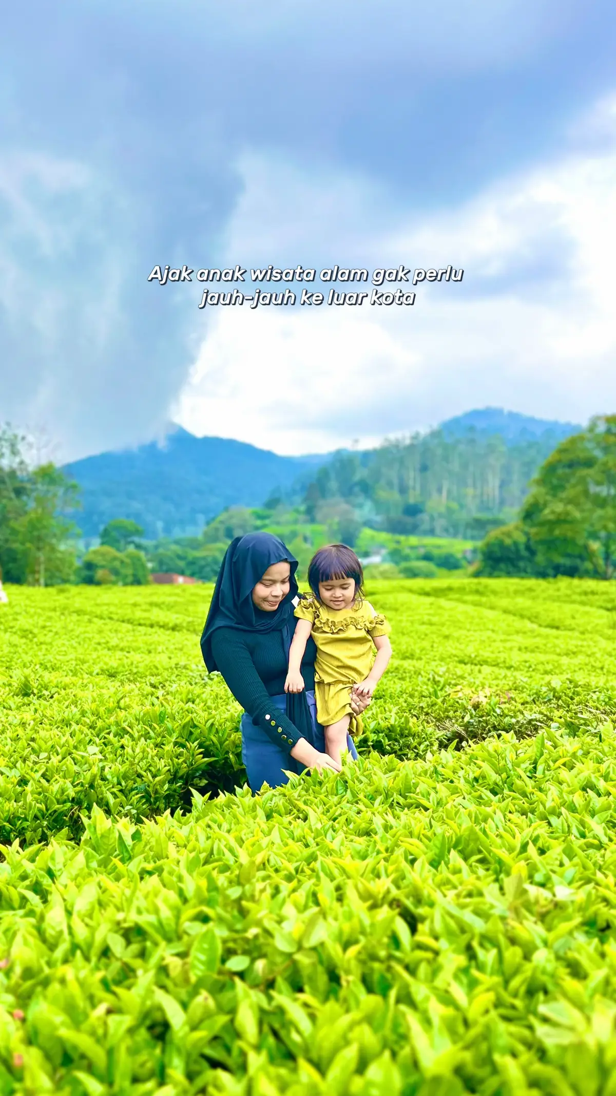 Buat yang anaknya tantrum an, boleh deh sekali-kali ajak anak berwisata alam. Karena alam memberikan nuansa bersih, sejuk, indah yang membuat otak anak menjadi lebih segar. Tidak perlu jauh-jauh keluar kota atau hanya main di playground saja, aktivitas yang bisa dilakukan anak di Alam bebas juga beragam salah satunya dengan berkebun, seperti memetik buah Stroberi, mengajarkan anak mencintai dan merawat alam sekitar  #fyppppppppppppppppppppppp #promoseruweekend 