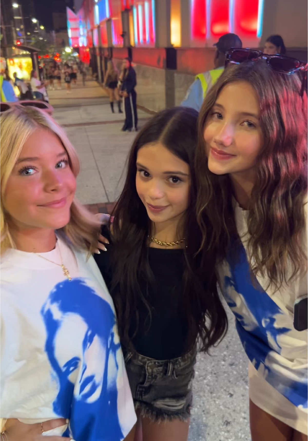 Best night at the @tate mcrae concert with @ashlangiuliana & @Stella 🔥 #tatemcrae #tatemcraeconcert #tatemcraetour #dancemomsanewera #dancemoms 